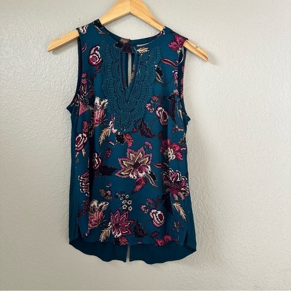 Quin Sleeveless Keyhole Crochet Blouse - Picture 6 of 11